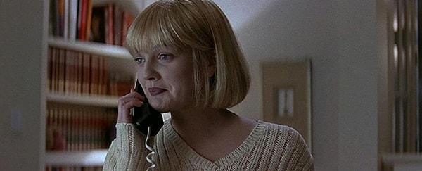 18. 1996 yapımı 'Scream' filminde Drew Barrymore yanlışlıkla polis hattı olan 911 numarasını birçok kez aramıştır. Yapım ekibi telefonun fişini çekmeyi unuttuğu için Drew sürekli olarak polisleri arayıp çığlık atıp kapatmış. En sonunda polisin tekrardan orayı arayıp bunun nedenini sorması kaçınılmaz olmuş!