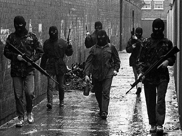 Bu süreçte bağımsızlıklarını savunmak için kurulan IRA (İngilizce: Irish Republican Army) ile de dahil olmak üzere girilen çatışmalarda 3 bin 500'den fazla kişi hayatını kaybetmişti.