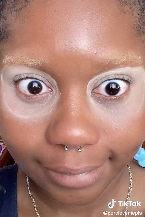 Затем она заполняет эту форму...