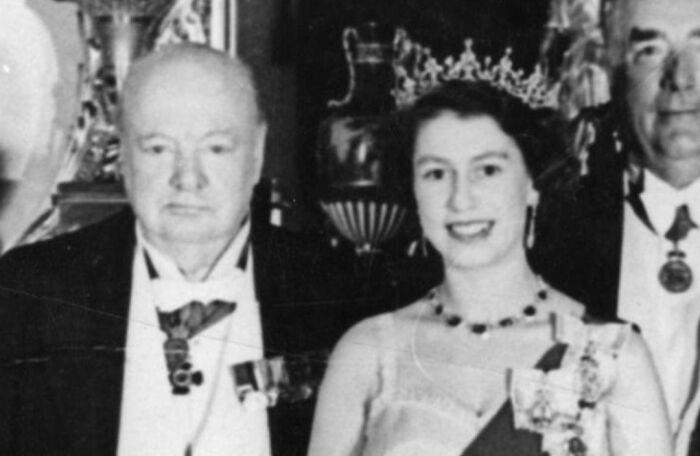 26 винтажных снимков Королевы Елизаветы II в память о ее наследии как самого долго правящего монарха Великобритании