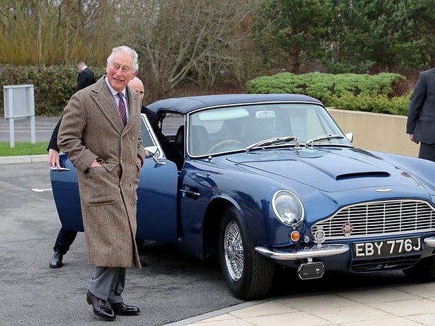 14. Charles est aussi connu pour son intérêt pour les voitures ! Aston Martin lui a été offerte par sa mère Elizabeth pour ses 21 ans et a été sa compagne de voyage pendant des années.