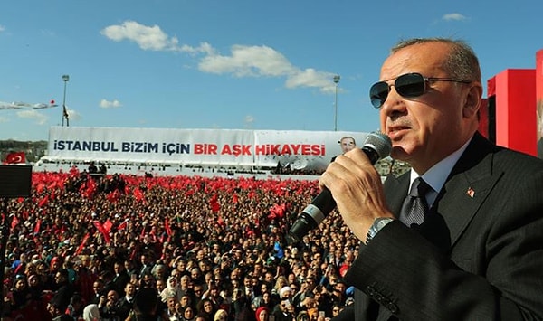 AKP İlçe Binası'nda isim yazdırılıyor.