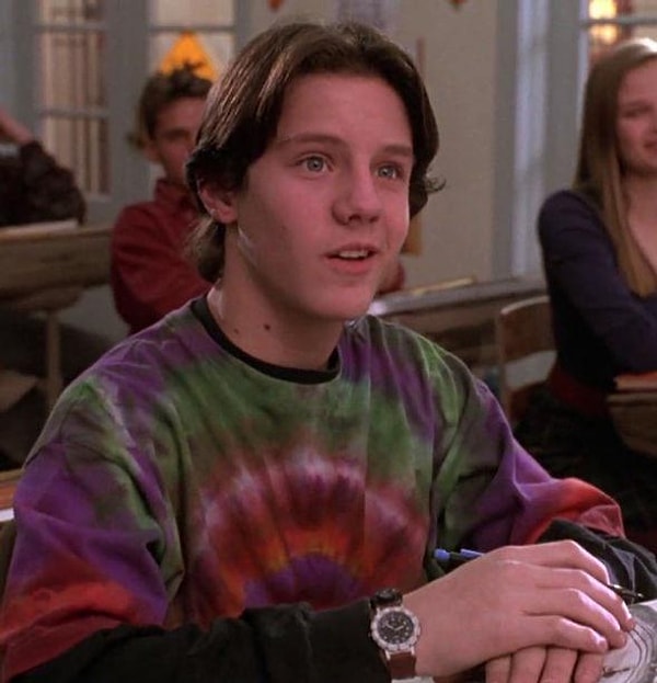 12. 1993 yapımı 'Hocus Pocus' filminde Max Dennison'ın boyalı tişörtü Sanderson  Kardeşlerin kıyafetlerinin renklerinden oluşmuş.