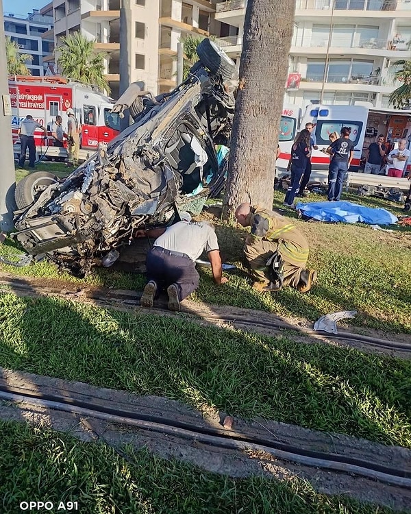 İzmir’in Karşıyaka ilçesi Zübeyde Hanım Nikah Sarayı yakınlarında seyir halindeki araç virajı alamadı. Bölgede bulunan tramvay yoluna giren araç ağaca çarparak durabildi.