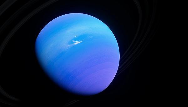 12. Uranüs'ün mavi rengi atmosferindeki gazlardan kaynaklanır. Atmosferi hidrojen, helyum ve metandan meydana gelir.