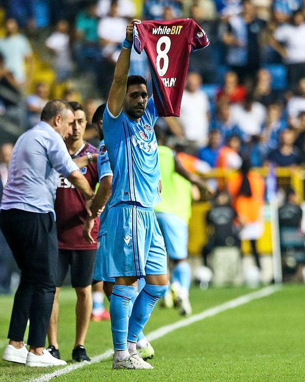 36. dakikada hakem Atilla Karaoğlan Trabzonspor lehine penaltı noktasını gösterdi. Topu ağlarla buluşturan Bakasetas, sakatlığı bulunan Dorukhan Toköz'ün formasını taraftarlara göstererek golü takım arkadaşına armağan etti.