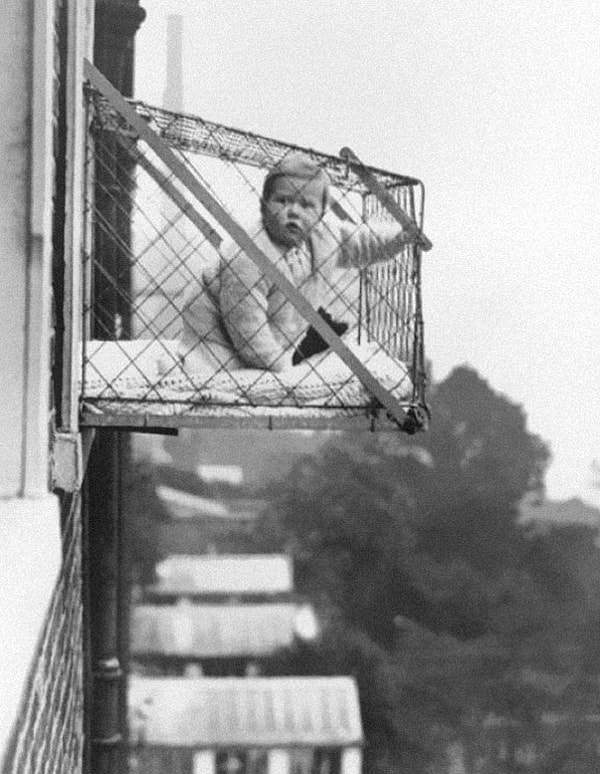 9. Apartmanda yaşayan çocukların yeterli güneş ışığı ve temiz hava alabilmeleri için yapılan bebek kafesleri: (1937)