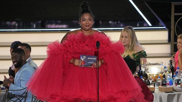 5- Kilolarıyla gündeme gelen başarılı şarkıcı Lizzo, ödül aldıktan sonra 'kocaman kız' göndermesi yapan Emmy yazarlarına göndermeli bir konuşma yaptı.