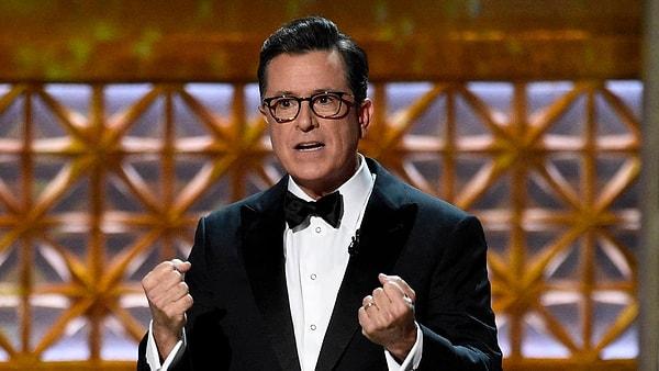 7. 2017 Emmy Ödülleri'ne ev sahipliği yapan Stephen Colbert, gösteriyi Trump'ta Emmy kazananlarının halk oylamasıyla belirlendiği için minnettar olduğunu söylediği bir dizi eleştiriyle açtı.