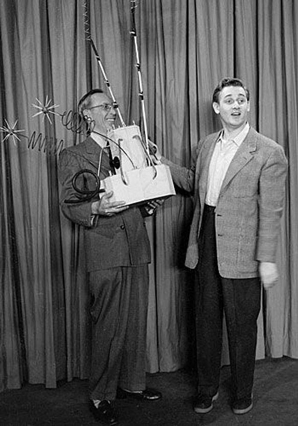 10. 1955 Emmy Ödülleri'nde, Groucho Marx sadece ödüllere ev sahipliği yapmakla kalmadı, aynı zamanda En Üstün Kişilik ödülüne de aday gösterildi.