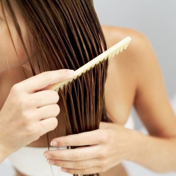 7. Saçlarınızı daha fazla yıpratmamak için sert fırçalardan ve taraklardan uzak durmanızda fayda var!