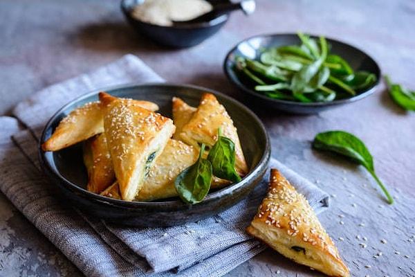7. Hem evdeki bayat ekmekleri değerlendirebileceğiniz hem de pratik bir şekilde hazırlayabileceğiniz bir tarif: Bayat ekmek böreği