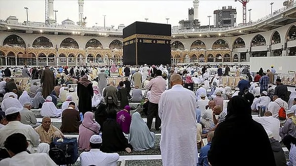 İslam’ın en kutsal yeri olarak kabul edilen Mekke’deki Ulu Camii’de pankart açan adam ise kolluk kuvvetleri tarafından tutuklandı.