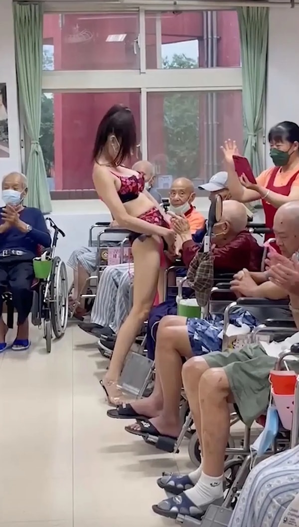 Sakinlerinin büyük bir çoğunluğu tekerlekli sandalye kullanan huzurevi, Çin kültüründe önemli bir yere sahip olan Ay Festivali’ni kutlamak için striptizci tuttu.
