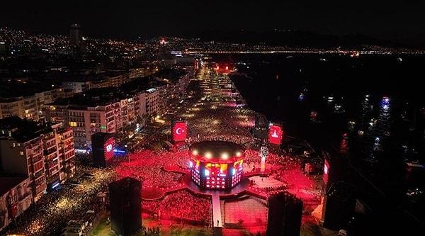 İzmir'in düşman işgalinden kurtuluşunun 100. yıldönümü kapsamında gerçekleşen etkinlik kapsamında sahne alan Tarkan'ı tam 2 milyon kişinin dinlemeye geldiği iddia edildi.