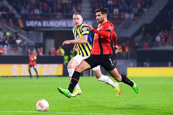 Temsilcimiz Fenerbahçe, Fransız ekibi Rennes'e konuk oldu. İlk yarıda pozisyonlar olsa da gol sesi çıkmadı ve takımlar soyunma odasına 0-0 skorla gitti.