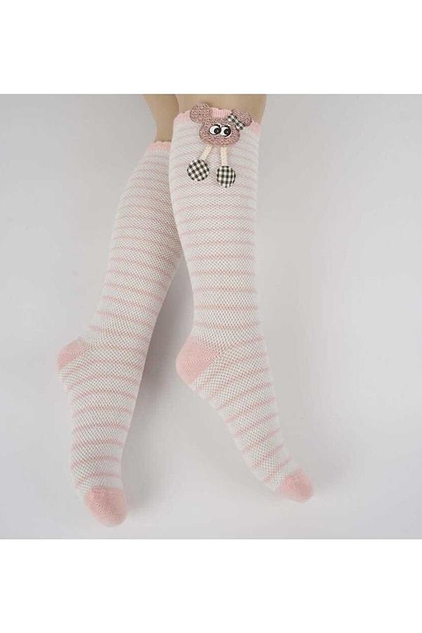 15. Figürlü diz altı çorap küçük kız çocukları için harika bir çorap seçeneği.