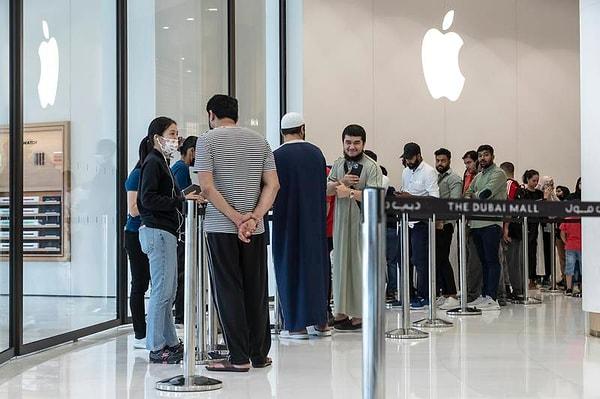 Dubai'deki Apple Store mağazası önünde de insanlar yeni iPhone 14 serisi için kuyruklar oluşturdu.