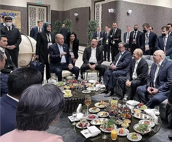 1. Cumhurbaşkanı Erdoğan Şanhay İşbirliği Teşkilatı Zirvesi için Özbekistan'a gitti. Erdoğan'ın burada zirveye katılan liderlerle samimi pozları sosyal medyaya gündem oldu.
