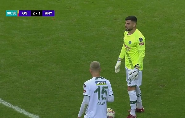 Konyaspor'da Sehic, 89. dakikada ikinci sarı karttan kırmızı kart gördü. Dört değişikliği üç farklı zamanda kullanan Konyaspor, kurallar gereğince değişiklik yapma hakkını kaybetti. Kırmızı kart gören Sehic'in yerine kaleye Adil geçti.