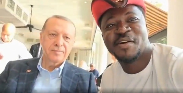 O kişi, Cumhurbaşkanı Erdoğan ile selfie yaparken bir yandan da 'Dünyanın en iyi başkanı' dedi.