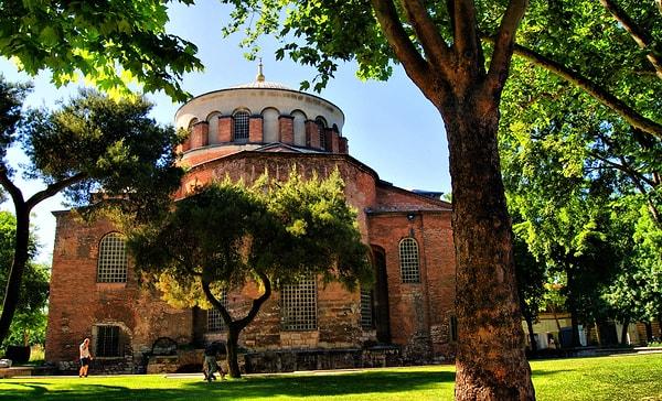 100. Tarihte İstanbul'un en eski Bizans klisesi olan Aya İrini ayrıca camiye çevrilmemiş tek Bizans kilisesidir. Topkapı Sarayı'nın sınırları içerisinde ve Ayasofya'nın yakınında olan bu kilise günümüzde müze olarak gezi turunuz için gayet iyi bir konuma sahiptir.