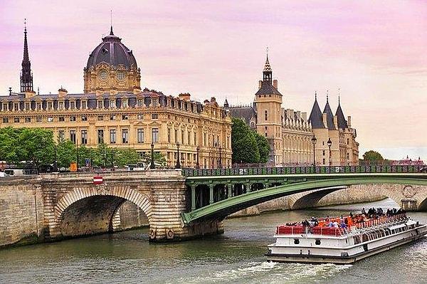 6. Seine nehri turu özellikle Paris'e ilk kez gidenlerin yapması gereken aktivitelerden biri.