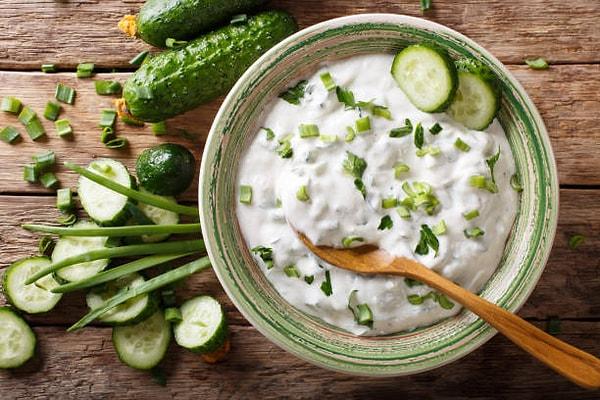 13. Sabah sabah yoğurt mu yenir demeyin: Yoğurtlu semizotu salatası tarifi