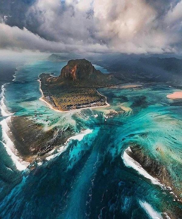 8. Okyanusun içindeki su şelalesi - Mauritius: