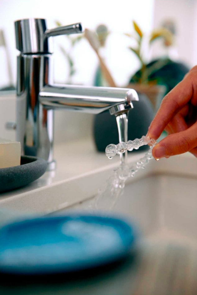 Quel devrait être le soin de la plaque transparente?