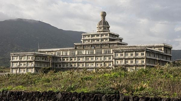 İhtişamlı ve son derece lüks olan Hachijo Royal Hotel, eşsiz mimarisi ve geniş bahçeleriyle Japon İmparatorluk ailesi için bir yaz sığınağıydı.