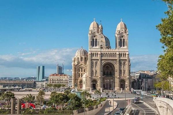 5. Marsilya turunuzda mutlaka gezilmesi gereken bir yer: Marseille Katedrali (Cathédrale Sainte-Marie-Majeure de Marseille)