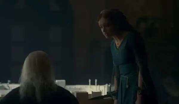 Alicent'in Viserys'e "Böyle bir çocuğa sahip olmak hata, üç çocuğa sahip olmak hakarettir." dediğini duyuyoruz.