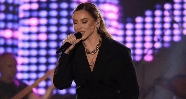 Şarkıcı en son Ataşehir konserinde Prenses şarkısını seslendirirken, ''Özgürlüğüme gölgeyi hakaret sayarım'' kısmında yüzüğünü çıkarıp sahneye fırtlatmasıyla çok konuşuldu.