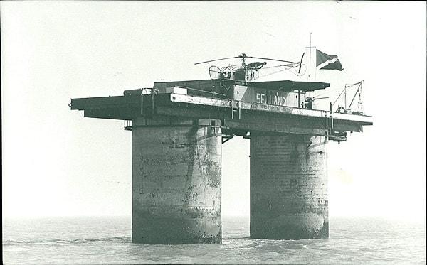 Gördüğünüz bu deniz platformu veya şimdiki adıyla "Sealand", İkinci Dünya Savaşı sırasında İngilizler tarafından Alman askerlerine  ve bombardıman uçaklarına karşı bir hava savunma kalesi olarak inşa edilmişti.