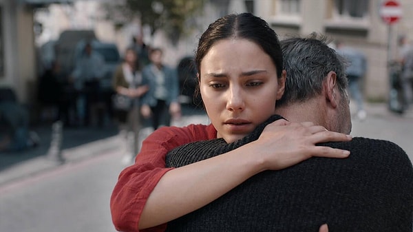 Daha çocuk yaştan itibaren babasına bakmak zorunda kalan ve halasının evinde babasıyla birlikte adeta 'sığıntı' olarak yaşayan Zeynep'in ise hayalleri çok büyük.