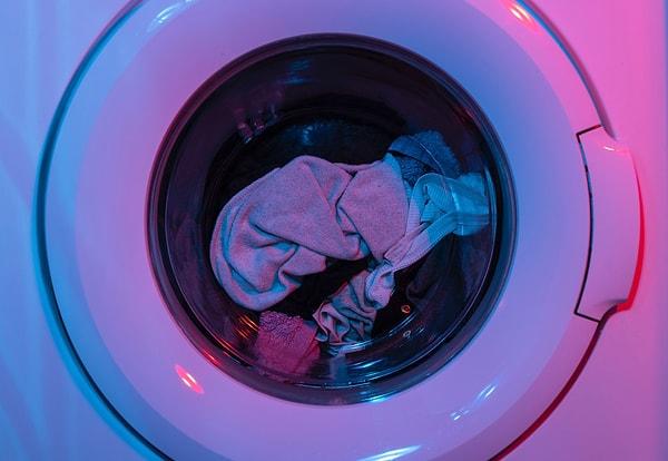 Evinizdeki çamaşır makinesinin önüne geçip kapağına baktığınızda gördüğünüz o içe kıvrılan çıkıntının ne işe yaradığını hiç merak ettiğiniz oldu mu?