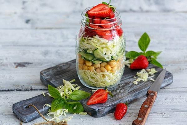 8. Çilek ve nohut ne alaka demeyin sadece deneyin: Çilekli ve nohutlu salata tarifi