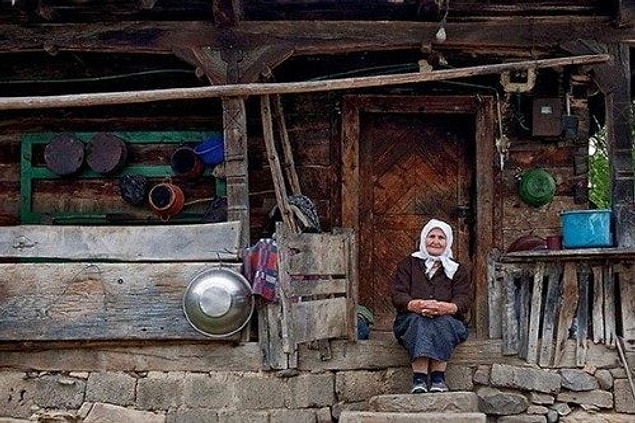 4. Kapı eşiğine basmamak ya da oturmamak