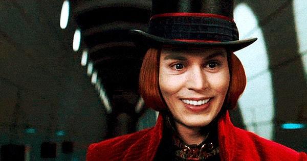 5. 2005 yapımı 'Charlie'nin Çikolata Fabrikası' filminde Johnny Depp'in canlandırdığı Willy Wonka karakterinin sürekli olarak dişlerini göstermesinin sebebi, Wonka'nın diş hekimi olan babasının küçükken ona yaşattığı travmalardan dolayıdır.