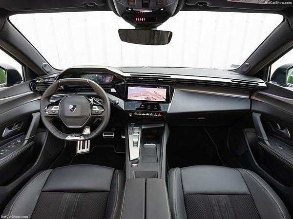 2022 Peugeot 308'de i-Connect multimedya yazılımı kullanılıyor. Bu sayede Sekiz farklı sürücü profili oluşturma, kablosuz ekran yansıtma, Android Auto, Apple CarPlay, USB girişleri, kablosuz cep telefonu şarjı ve sesli komut gibi özellikler bulunuyor.