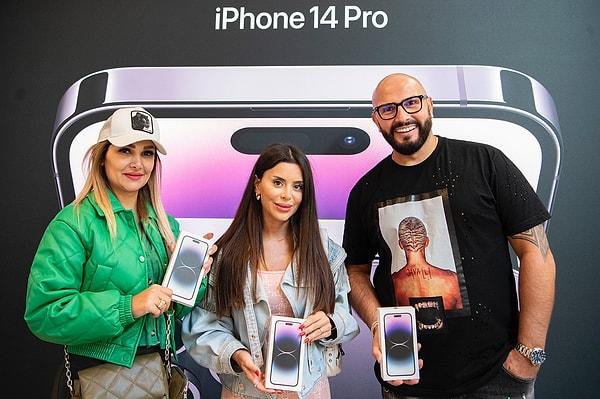 iPhone 14 Pro serisini satın alan ilk kullanıcılar cihazlarıyla birlikte mağazada pozlar vererek sosyal medyada paylaştı.