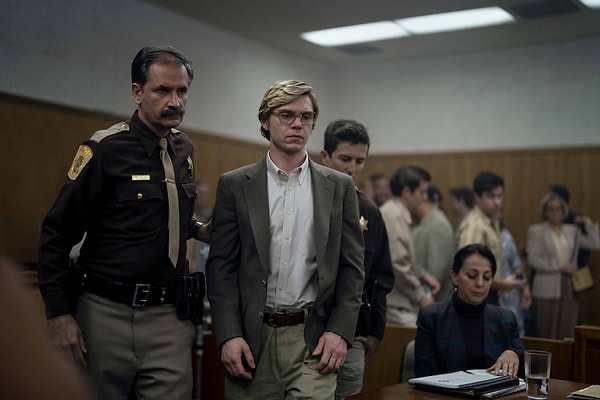 Dahmer'in başrolü ise American Horror Story ve daha birçok başarılı yapımda gördüğümüz Evan Peters'a emanet.