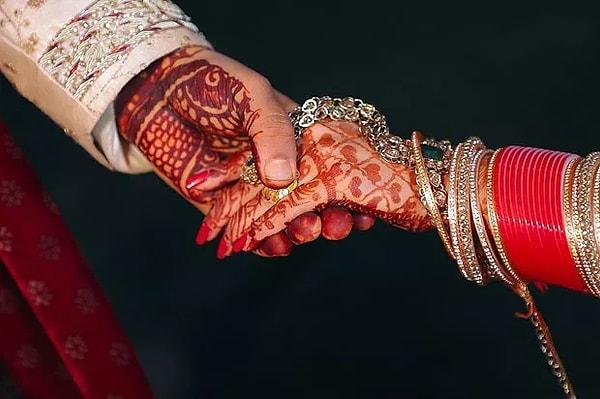 27 yaşındaki Pretti Jagudi isimli bir kadın bundan tamı tamına 14 yıl önce görücü usulü olarak evlenmişti.