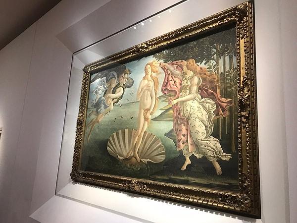 Boticelli’nin 1486 yılında Rönesans döneminde yaptığı Venüs'ün Doğuşu adlı tablo yüzyıllardır Floransa’daki Uffizi Galerisi’ndedir.