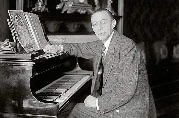 Şubat 1943'te, son resitalinde hangi ünlü piyanistin ölüm marşını icra etmiştir?