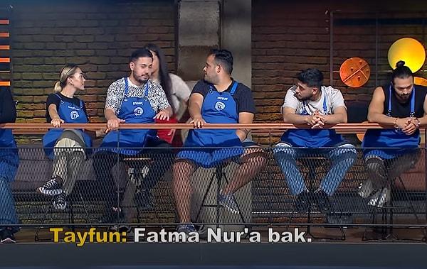 Fatma Nur bir yanda yemek yapmaya çalışırken yukarıdaki yarışmacılar da Fatma Nur'u konuşmayı ihmal etmiyor.