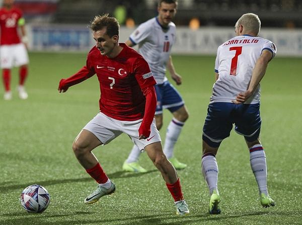 Faroe Adaları ile rüzgarlı bir havada karşılaşan A Milli Futbol Takımımız ilk yarıda kısır bir oyun ortaya koydu. Soyunma odasına 0-0 beraberlikle gidilen maçın ikinci yarısı ise tam bir fiyaskoydu.