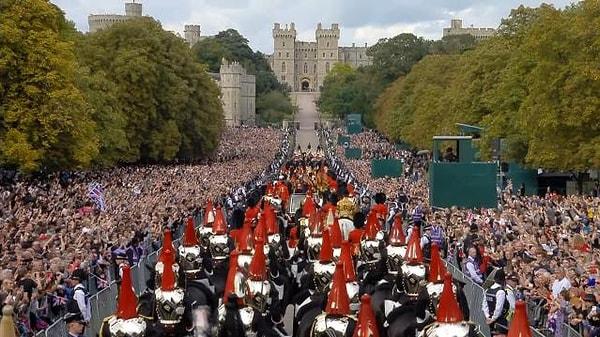 Kraliçe'nin cenaze töreninde kilometrelerce uzunlukta kuyruklar oluştu.