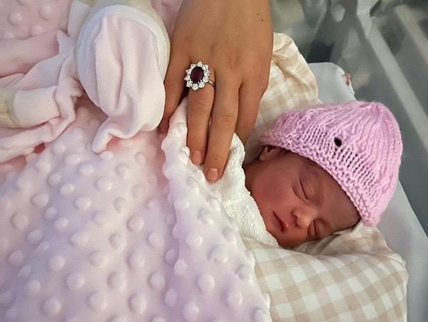 Çift, hayatta kalan bebekleri Bella Esmeralda'yı sosyal medyada paylaşıp, minnet duygularını dile getirdi.